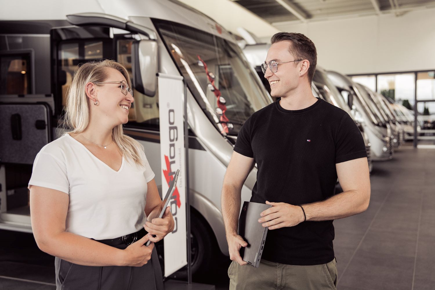 Zwei Azubis vor einem Reisemobil