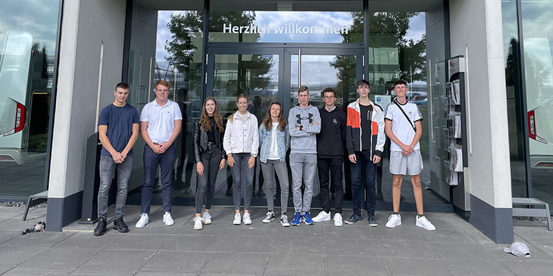 Empfang der neuen Azubis und Studenten vor dem Eingang des Firmengebäudes von Carthago in Aulendorf.