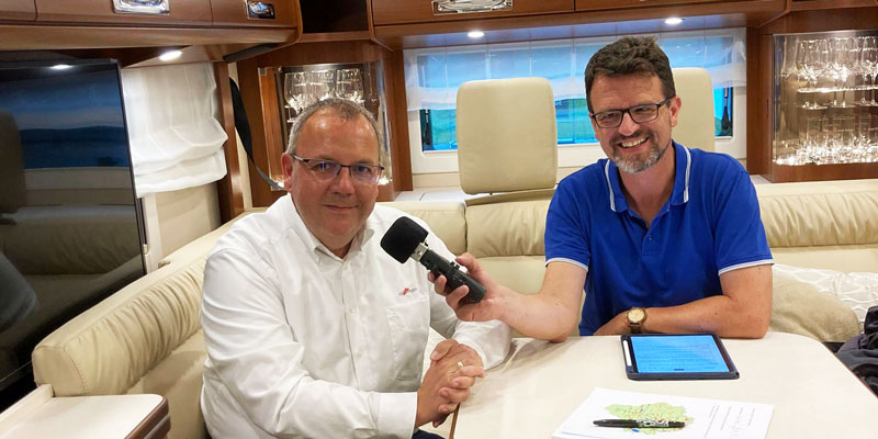 Jürgen Fleuter (links) und Moderator Thomas Strobel bei der Aufnahme des Podcasts im Inneren eines Reisemobils.
