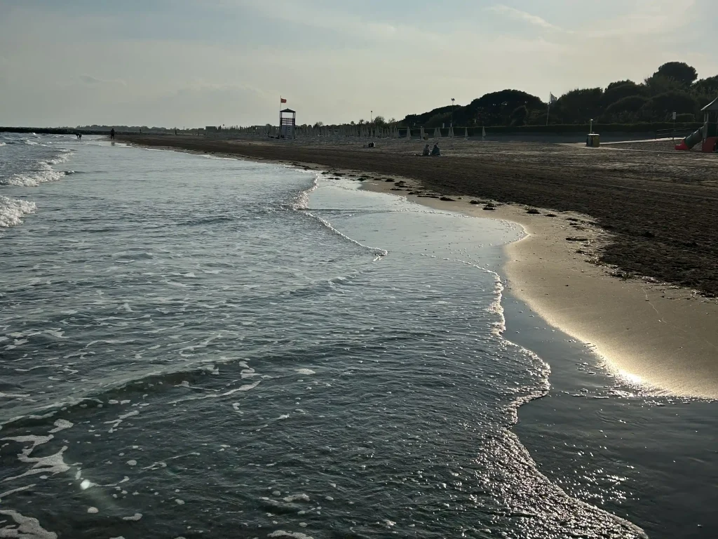 Sonnenuntergang am Meer an der Adiraküste