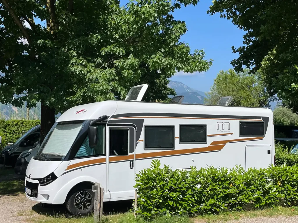 Ein Malibu Reisemobil steht auf einem Campingplatz in Bozen