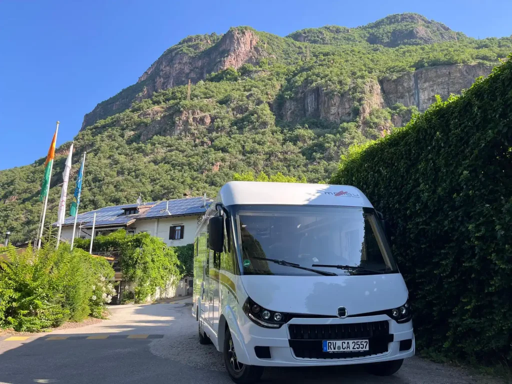 Ein Malibu Reisemobil in Bozen vor den Bergen
