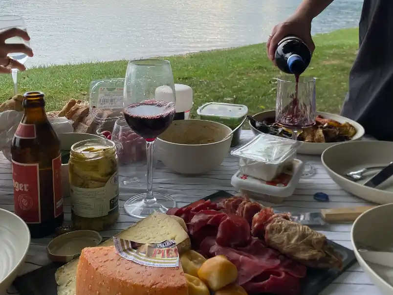 Picknick mit Rotwein und italienischem Essen am Comer See