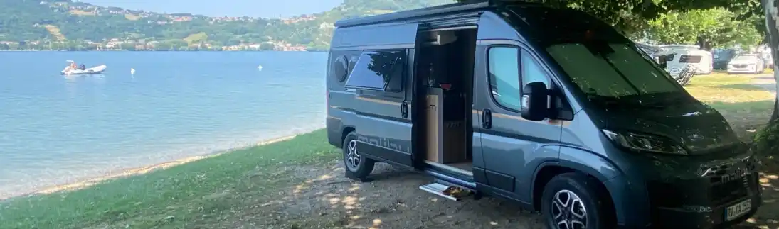 Malibu Van steht direkt am Comer See