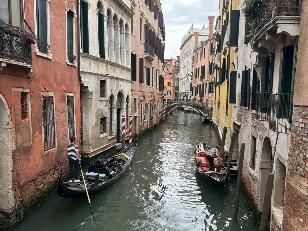 Straße in Venedig mit bunten Häusern und Booten