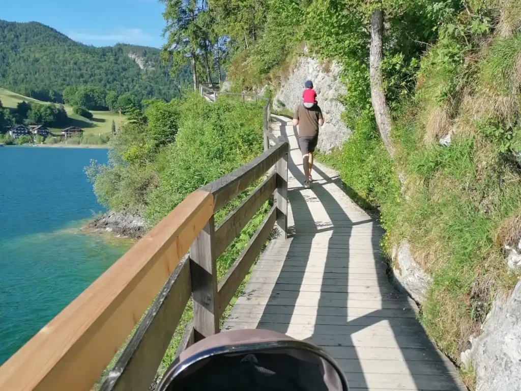 Vater und Kind wandern auf dem Wanderweg Wolfgangsee