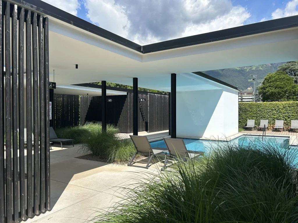 Ein Pool mit zwei Liegestühlen davor