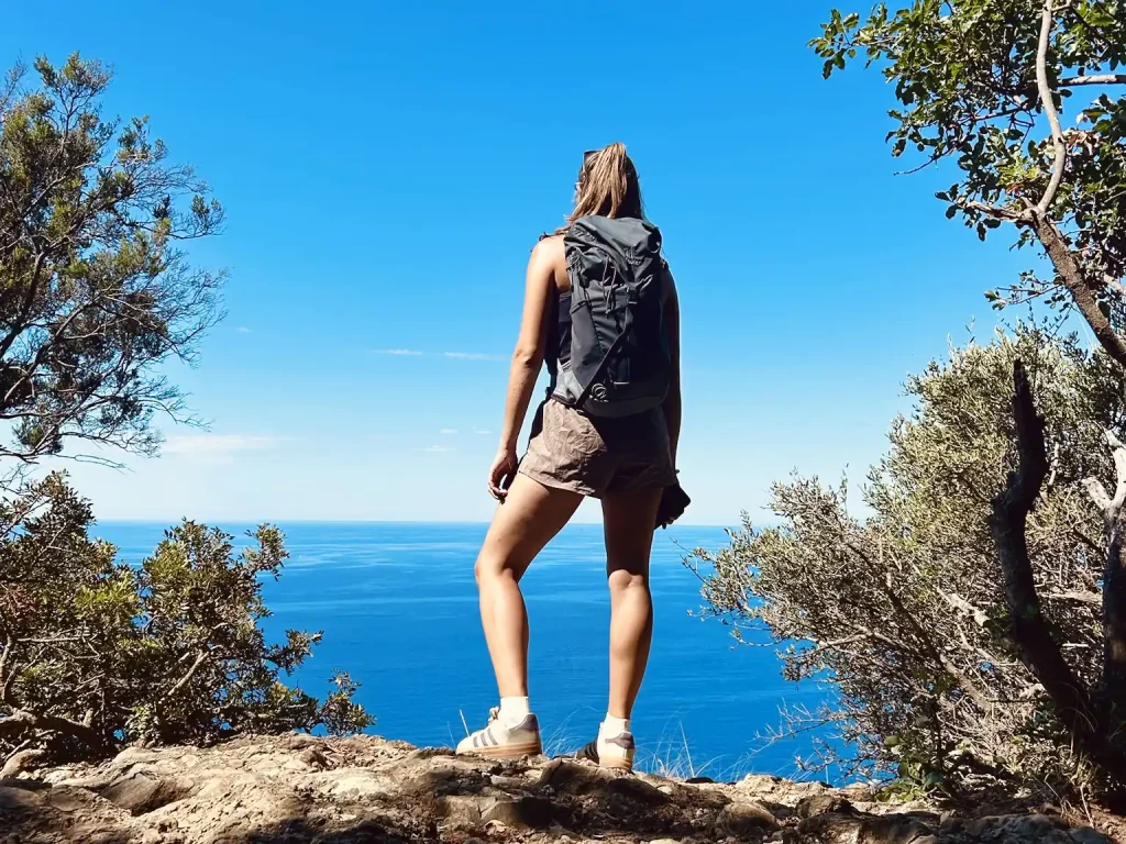 Person, die wandert und auf das Meer schaut