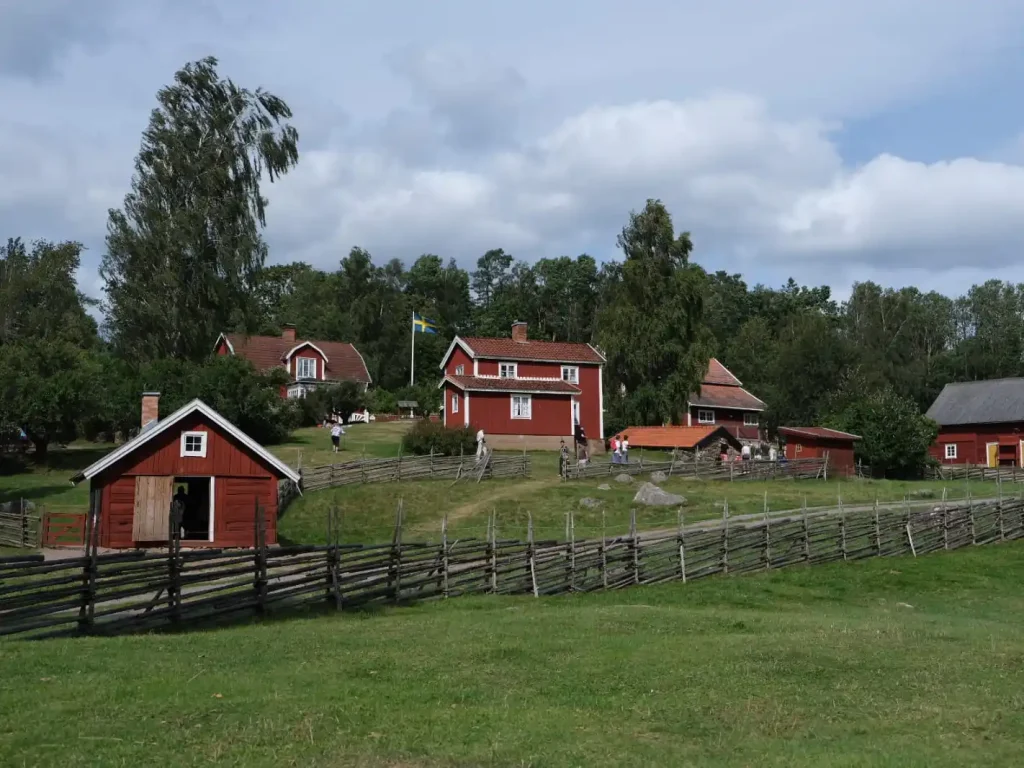 Blick auf ein Dorf in Schweden