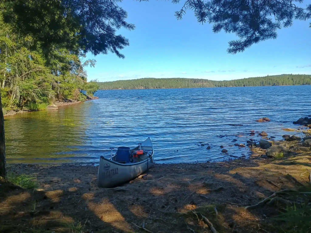 See in Schweden mit einem Kanu