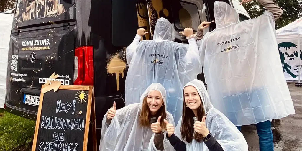 Unsere Mitarbeiter mit den Regencaps