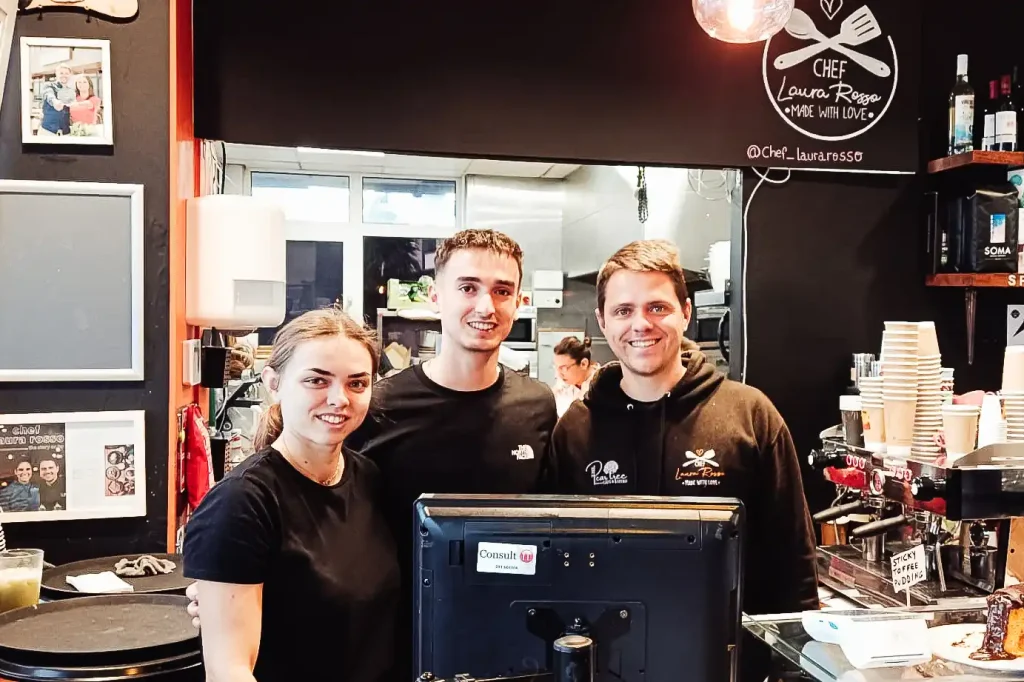 3 Personen hinter dem Empfang in einem Restaurant in Irland