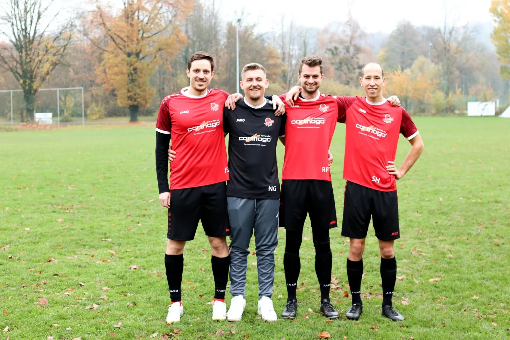 4 Fußballspieler im Trikot des TSV Berg mit Carthago Logo