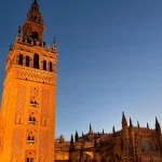 Kathedrale in Sevilla wird von Sonne angestrahlt