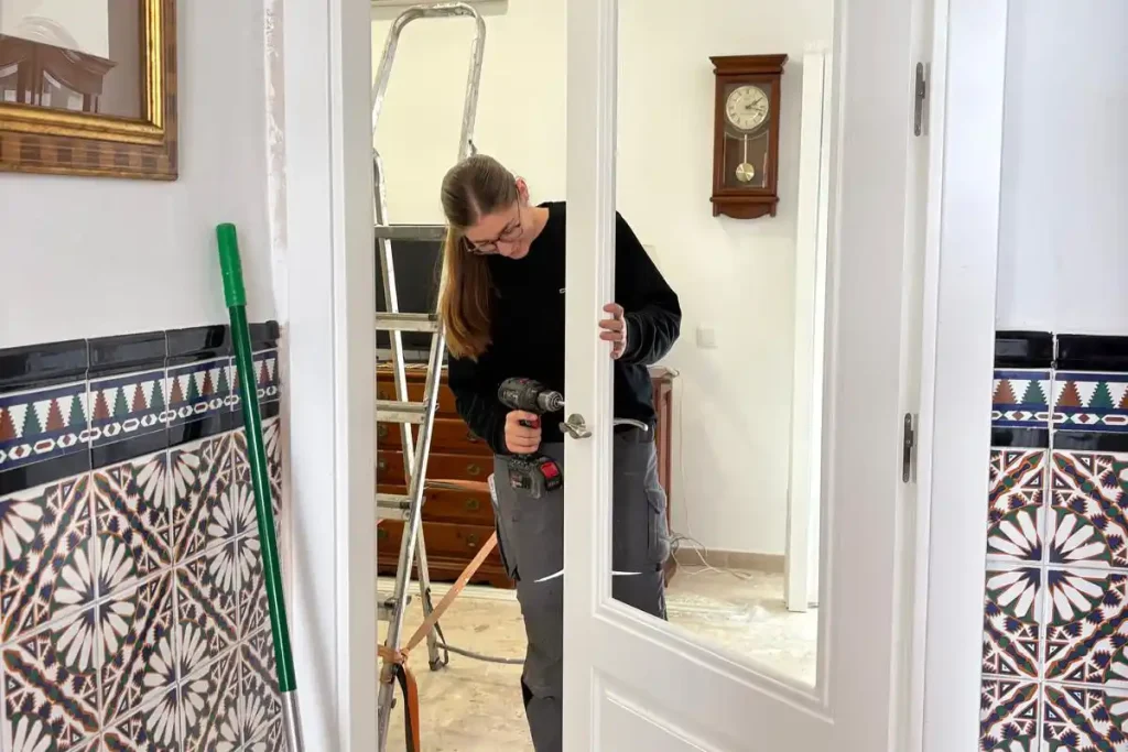 Auszubildende bei der Montage einer Türe