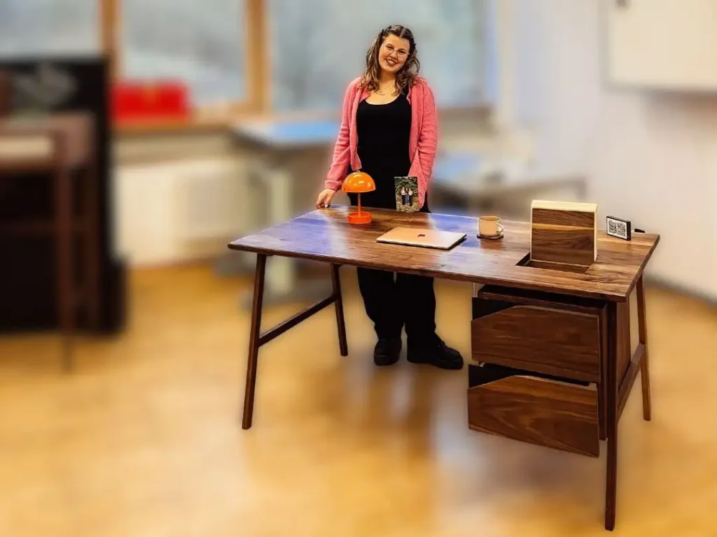 Liv mit ihrem braunen Schreibtisch