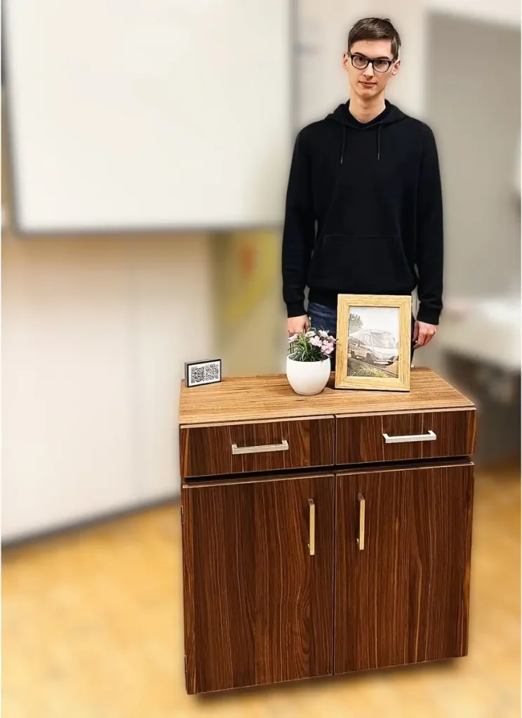 Dominik mit seiner Kommode