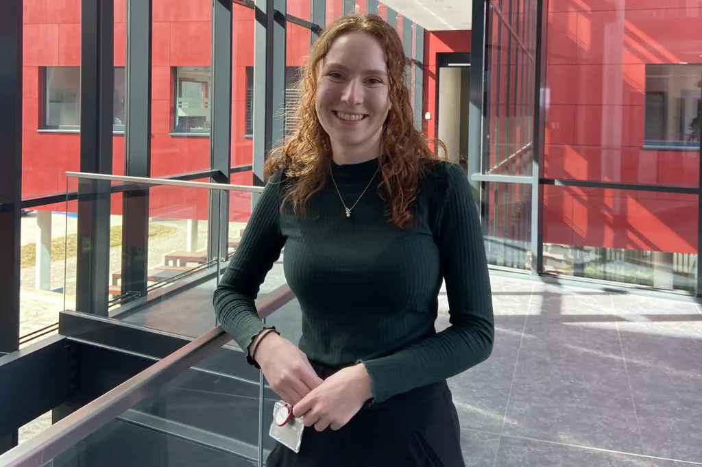 Mitarbeiterin im Flur