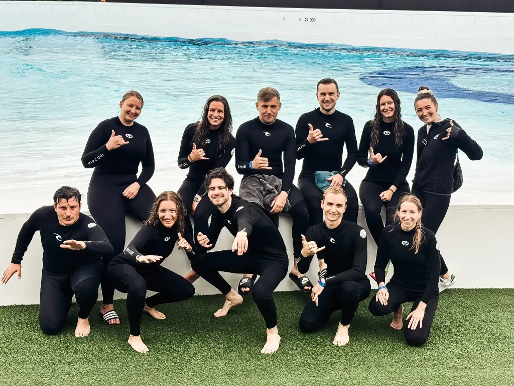 Gruppenbild der Carthago Talents vor der Surf Arena