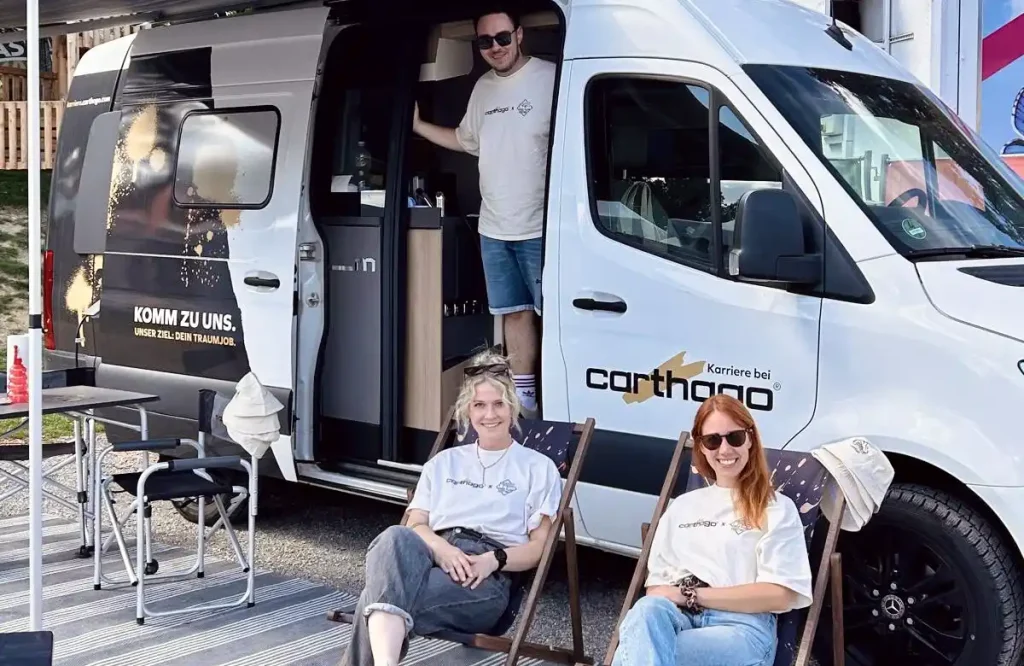 3 Personen vor Van auf dem Free Flow Festival