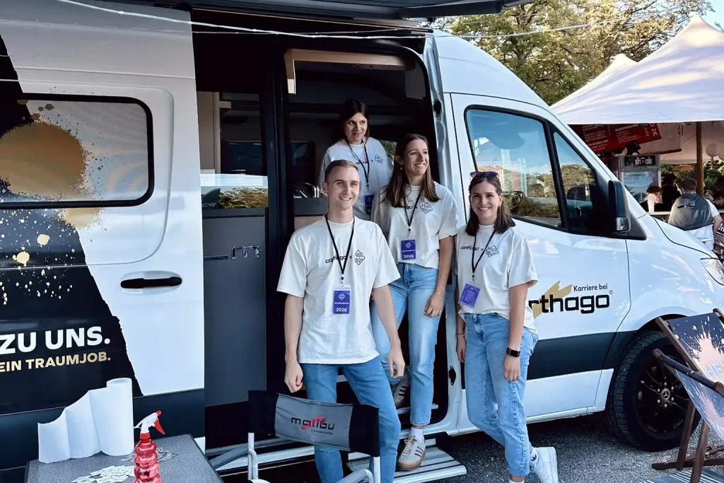 4 Personen vor einem Van auf dem Free Flow Festival