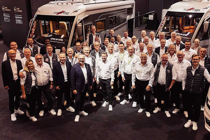 Gruppenbild auf dem Carthago Stand auf dem Caravan Salon Düsseldorf